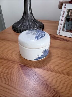 Porcelain Taiwan Vintage trinket box